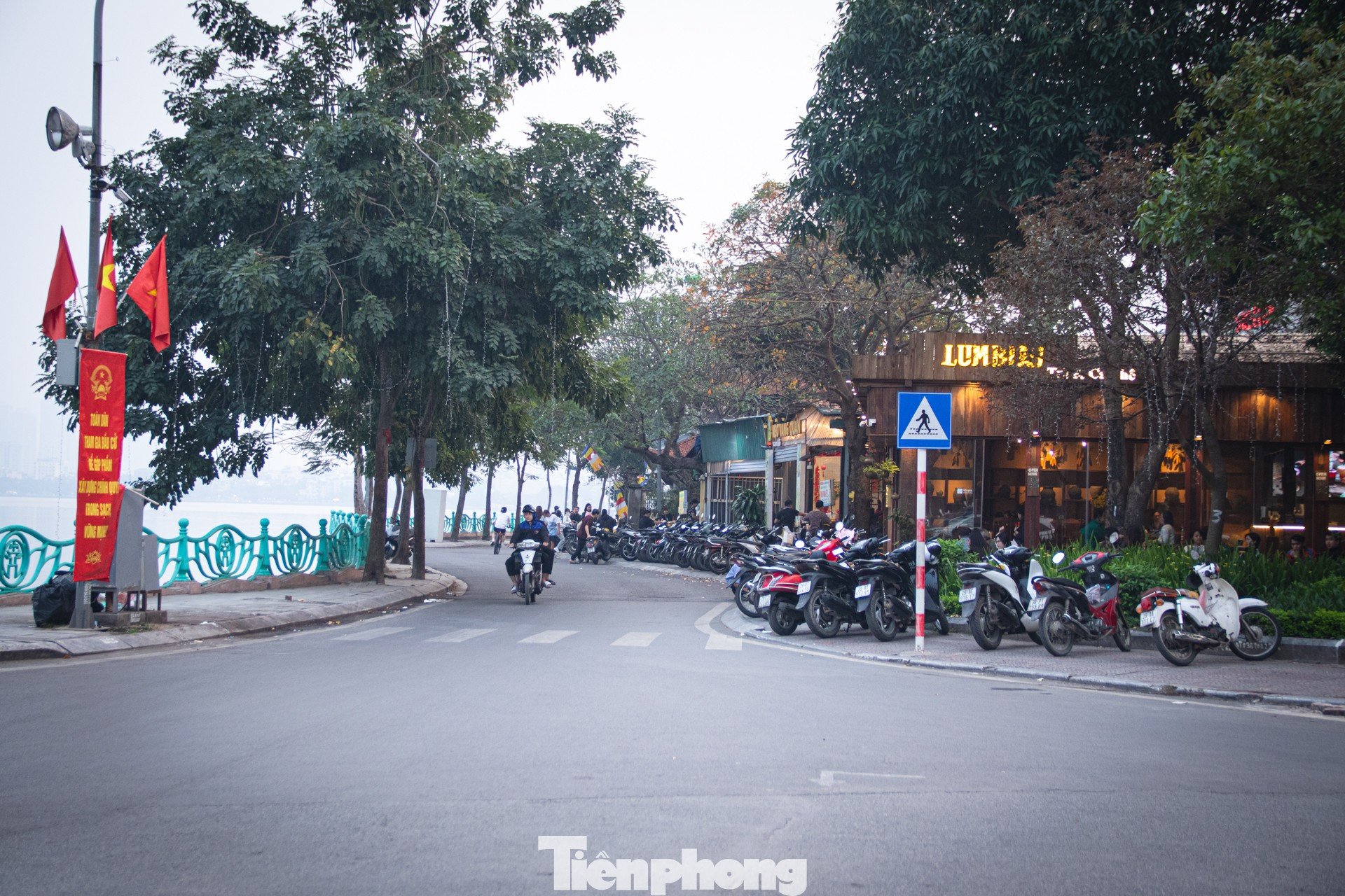 Dải cảnh quan ven hồ hiện vẫn đang bị chia cắt manh mún bởi các dự án thiếu đồng bộ, khiến không gian công cộng dành cho người dân trở nên hạn hẹp và đứt gãy.