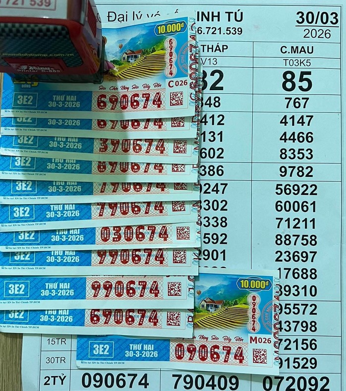 Giải độc đắc và giải an ủi của vé số TPHCM trúng tại tỉnh Đồng Nai. Ảnh: ĐLVS Minh Tú