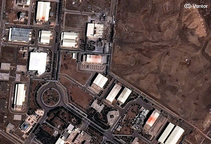 Các công trình che chắn lối vào khu làm giàu uranium dưới lòng đất tại tổ hợp hạt nhân Natanz của Iran bị phá huỷ nặng vào đầu tháng 3. Ảnh: Vantor.