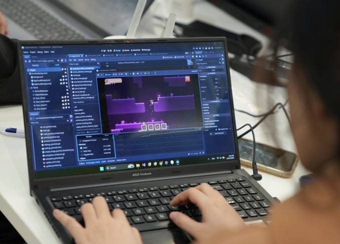 Sinh viên trường Đại học Công nghệ Thông tin, Đại học Quốc gia TP HCM, trong một học phần lập trình game tại doanh nghiệp, tháng 1. Ảnh: UIT