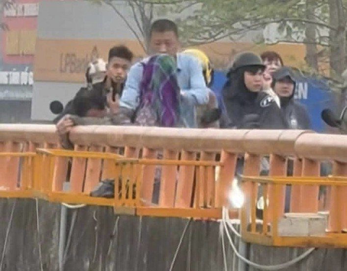 Giây phút nhanh trí đại úy Vũ Viết Bằng khi nhận thấy dấu hiệu bất thường của đôi vợ chồng trên cầu Sặt. Ảnh: Cơ quan Công an.