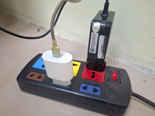 Các thiết bị ở chế đồ chờ sẽ vẫn âm thầm tiêu thụ điện. Ảnh minh họa.