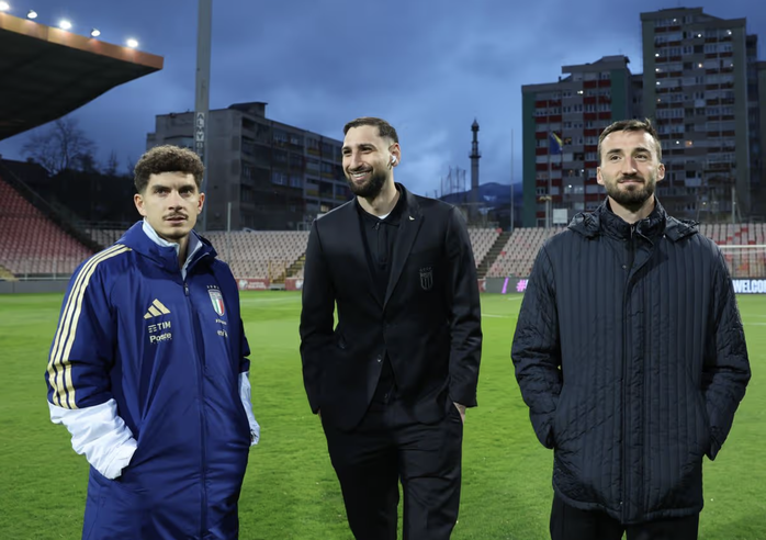 Gianluigi Donnarumma, Bryan Cristante và Giovanni Di Lorenzo khảo sát mặt sân Zenica