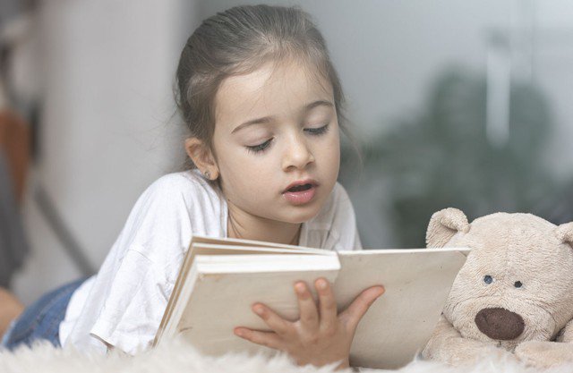 Thói quen đọc giúp trẻ xây dựng nhiều nền tảng quan trọng cho việc học tập, tư duy và phát triển nhân cách. Ảnh minh họa