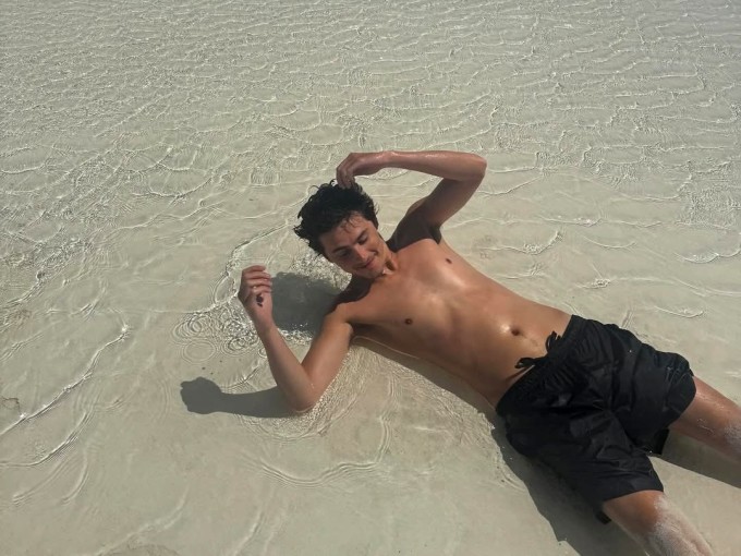 Kylie Jenner khoe body bốc lửa trong kỳ nghỉ với bạn trai - 2