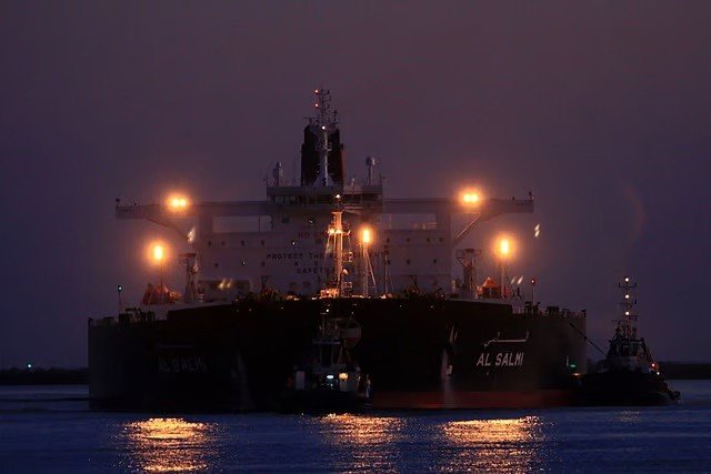 Tập ​​đoàn Dầu khí Kuwait thông báo, Al Salmi, tàu chở dầu thô cỡ lớn, bị máy bay không người lái Iran, tấn công vào khoảng 0 giờ 10 phút ngày 31/3/2026 khi đang neo đậu ngoài khơi cảng Dubai. Vụ không kích gây hỏa hoạn, hư hại thân tàu và nguy cơ tràn dầu. Ảnh: Maritime Optima.