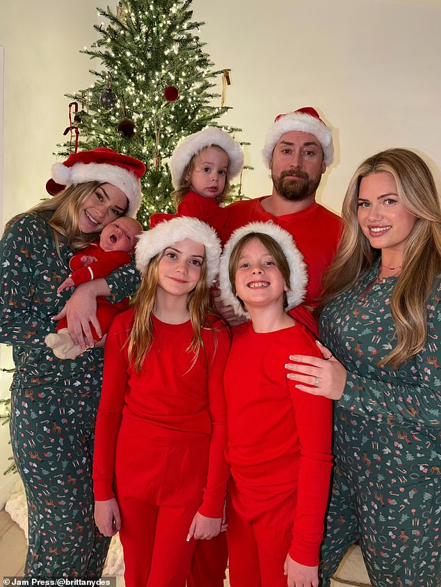 Brittany bên chồng, các con và cháu.