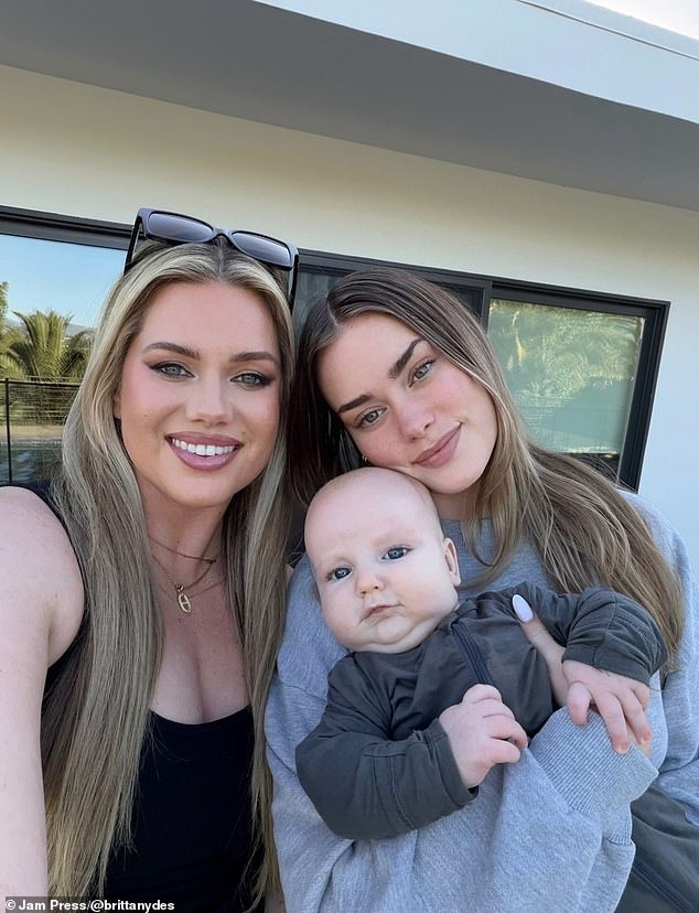 Brittany (bên trái) trở thành bà ngoại ở tuổi 38.