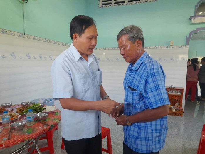 Nguyễn Thành Hiếu, Chủ tịch UBND xã Thuận Mỹ, đã thăm hỏi, động viên gia đình, người thân của 3 nạn nhân