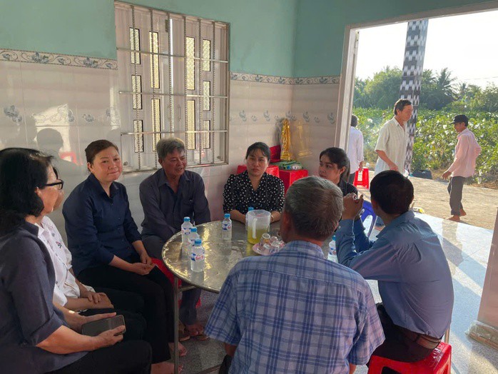 Chính quyền xã Thuận Mỹ đến thăm hỏi, hỗ trợ gia đình lo hậu sự