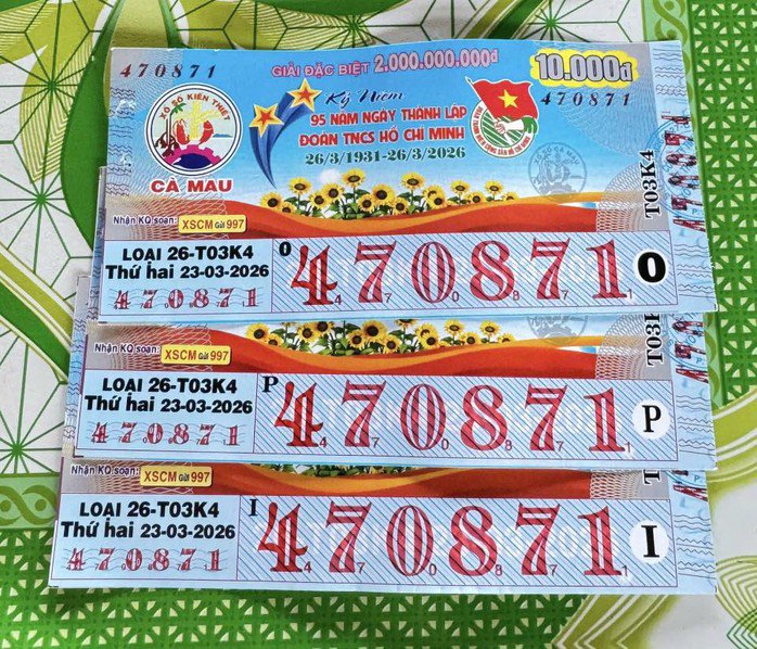 Nam khách hàng giữ 3 vé Cà Mau suốt một tuần sau khi trúng giải độc đắc. Ảnh: ĐLVS Duy