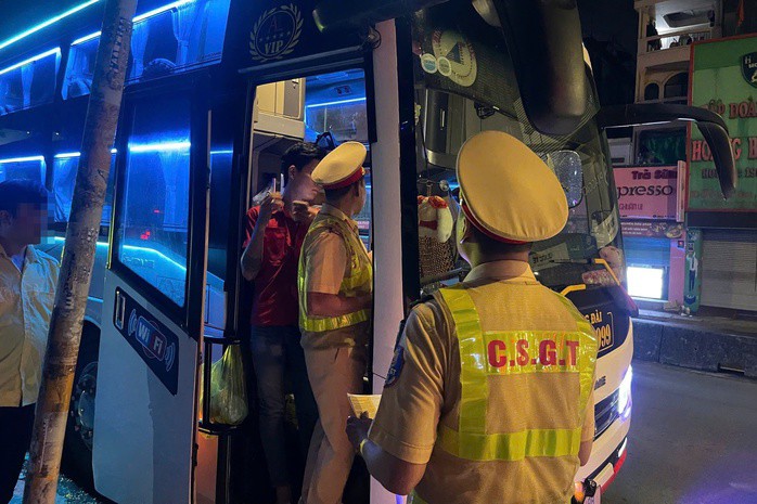 CSGT TPHCM xử lý xe khách vi phạm.