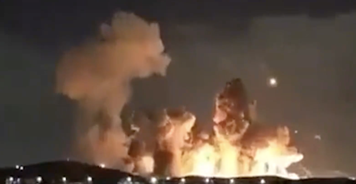 VIDEO: Mỹ trút bom xuyên phá hạng nặng xuống Iran, nổ dây chuyền dữ dội - 1