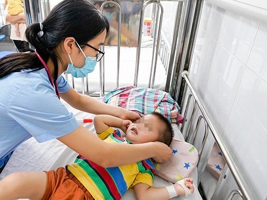 Chăm sóc trẻ mắc tay chân miệng.