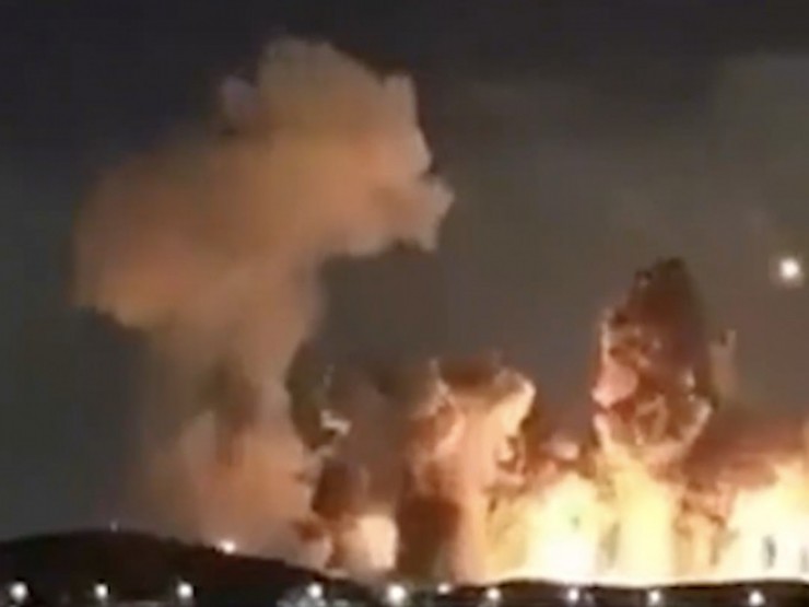 VIDEO: Mỹ trút bom xuyên phá hạng nặng xuống Iran, nổ dây chuyền dữ dội