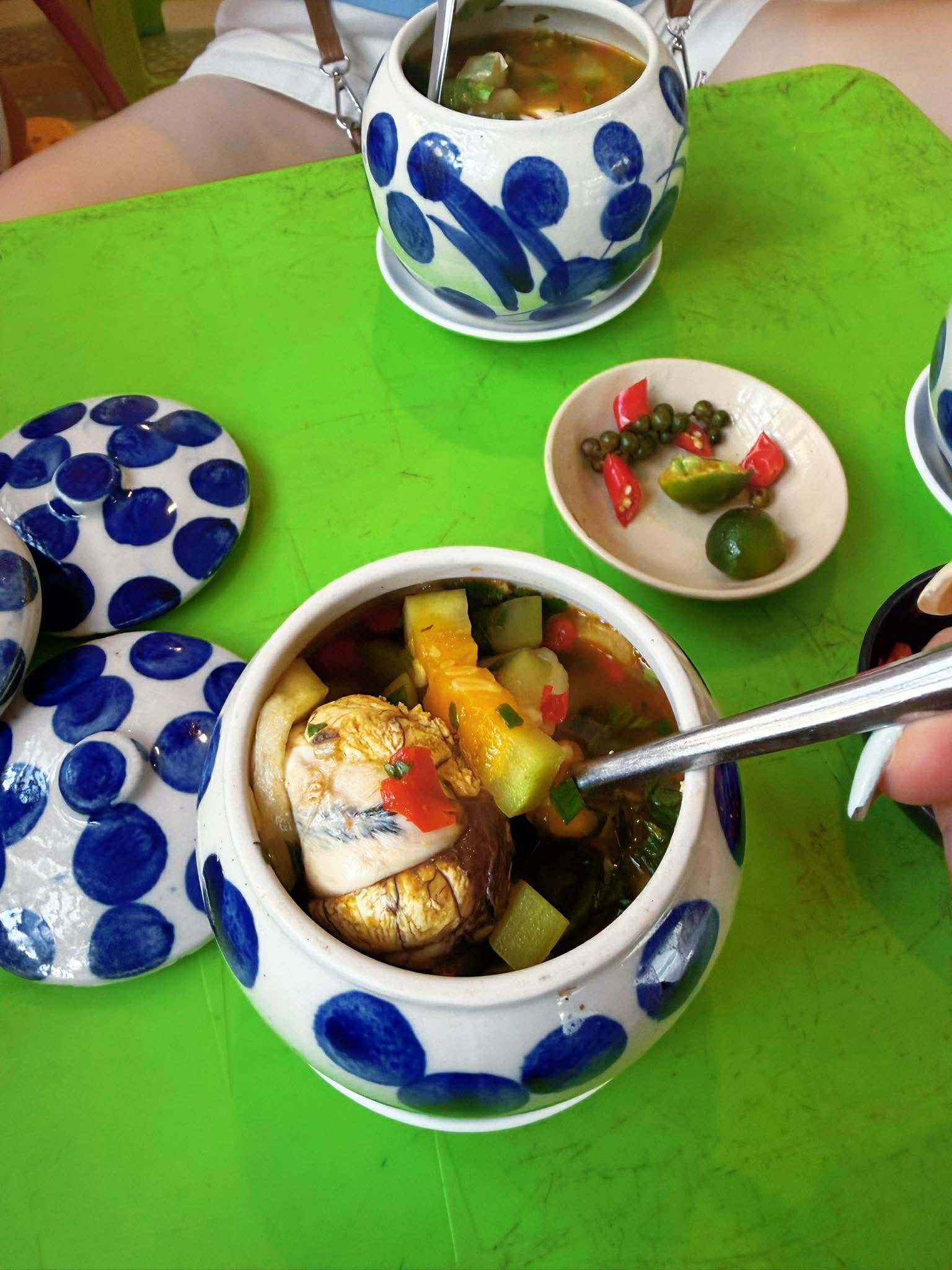 Du khách ngỡ ngàng với mâm cơm 7 món giá 45 nghìn ở Huế, có món đặc sản lạ ngon - 2