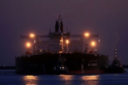 Siêu tàu chở 320.000 tấn dầu thô của Kuwait trúng hỏa lực, bốc cháy