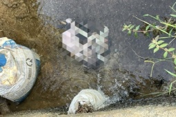 Thi thể bé trai sơ sinh nằm bên mương nước ở TPHCM