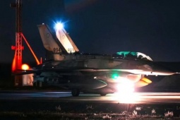 Tiêm kích F-16 Israel mang bom chùm tấn công Iran?