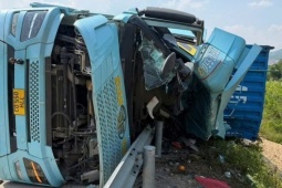 Kinh hoàng xe container tông xe máy rồi lật ngang, 3 người tử vong