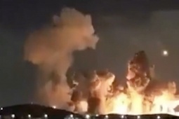 VIDEO: Mỹ trút bom xuyên phá hạng nặng xuống Iran, nổ dây chuyền dữ dội