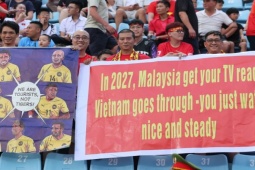 Fan tiếp lửa ĐT Việt Nam  & amp; Xuân Son, Malaysia choáng ngợp vì  " chiêu trò "  ở Thiên Trường