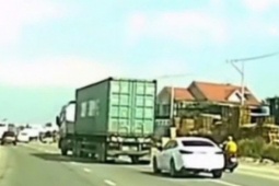 CSGT mời làm việc tài xế xe đầu kéo lạng lách trên đường Mỹ Phước – Tân Vạn