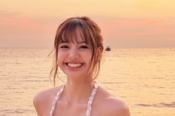 Lisa thả dáng trên biển đón tuổi 29