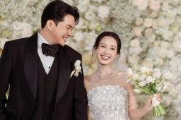 Váy cưới đính hơn 3.000 bông hoa thủ công của Nhung Gumiho