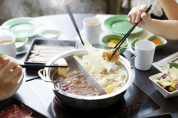 Ăn lẩu dùng loại đũa nào an toàn cho sức khỏe, đũa nào dễ hại thận?