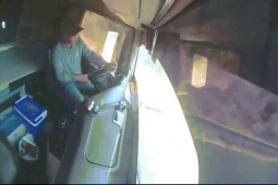 CLIP: Khoảnh khắc xe container tông xe máy, 3 người tử vong