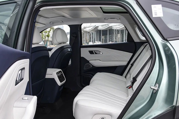 Không gian ngồi rộng rãi ở phía sau.