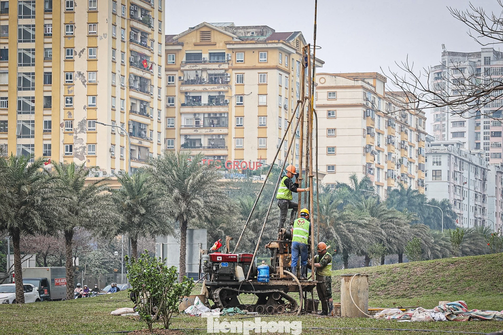Công tác bàn giao mặt bằng siêu dự án Metro số 5 (Văn Cao - Hoà Lạc) trị giá hơn 65.000 tỷ đồng đang được tập trung triển khai nhằm đảm bảo lộ trình khởi công các gói thầu trọng điểm.