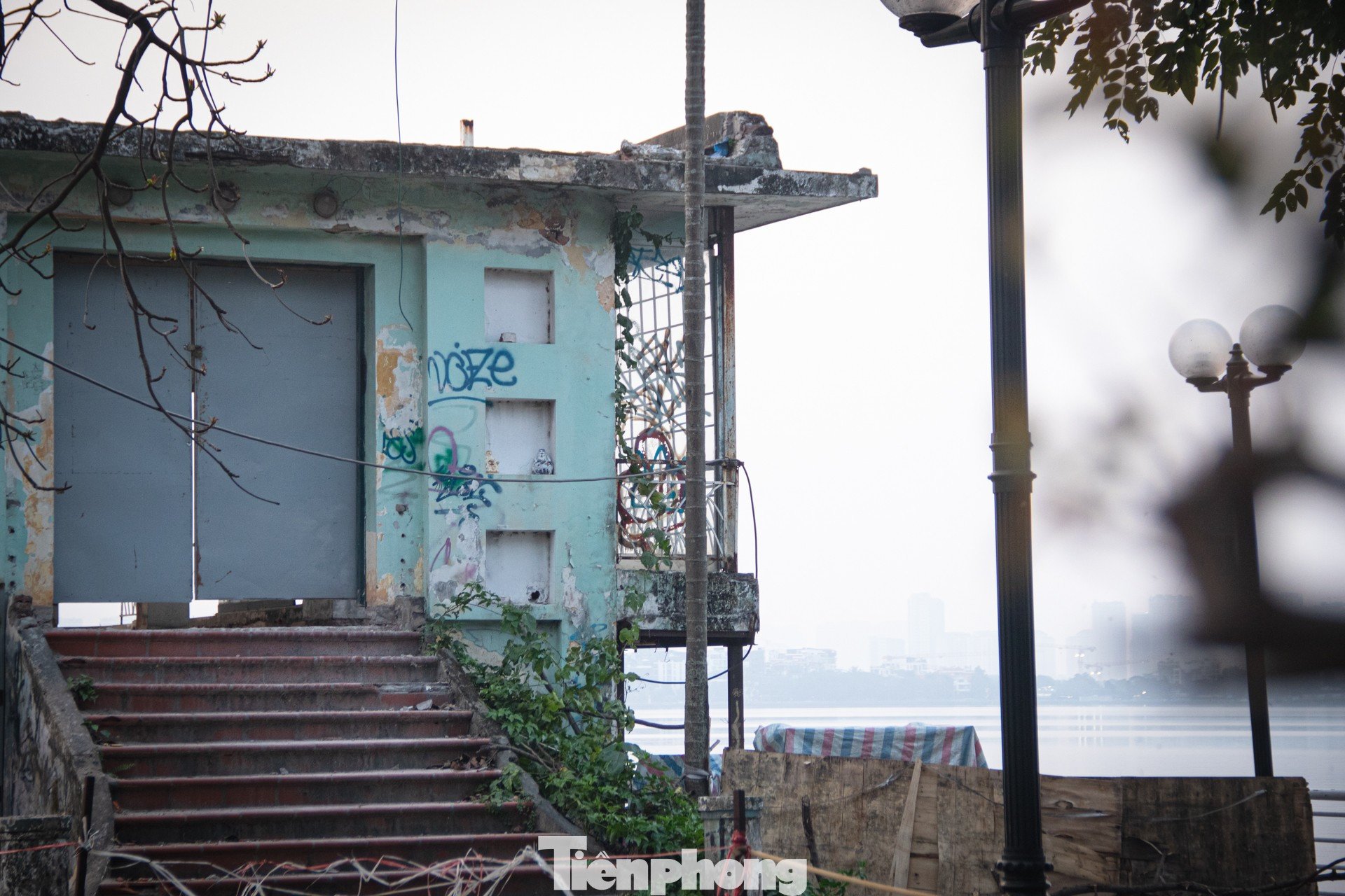 Từ vị thế biểu tượng vận tải cao cấp, công trình tiền tỷ nhà ga Thủy Phi Cơ hiện chỉ còn là đống đổ nát gây lãng phí quỹ đất, đồng thời trở thành 'điểm đen' về mỹ quan và vệ sinh môi trường do rác thải, cỏ dại bủa vây.