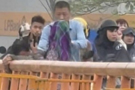 Giây phút nhanh trí của đại úy Công an cứu người trên cầu Sặt