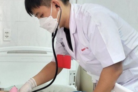 Dấu hiệu bệnh tay chân miệng chuyển bệnh nặng cần đưa đến viện ngay lập tức, kể cả khi trẻ đang chơi