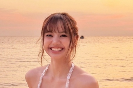 Lisa thả dáng trên biển đón tuổi 29