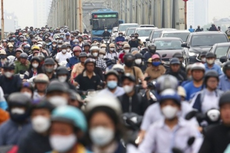 Người dân chật vật qua cầu Chương Dương