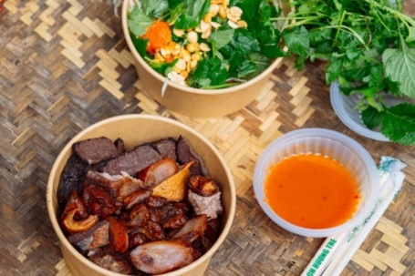 Quán nộm lim tá lả vỉa hè 36 năm đông kín khách ở Hà Nội