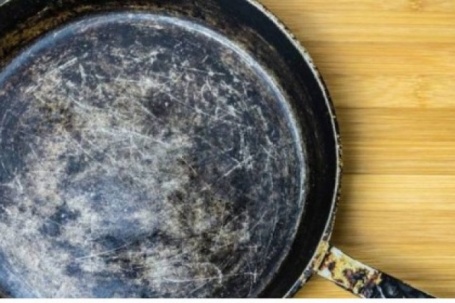 Chảo chống dính bong tróc: Nguy cơ tiềm ẩn mà nhiều người đang bỏ qua