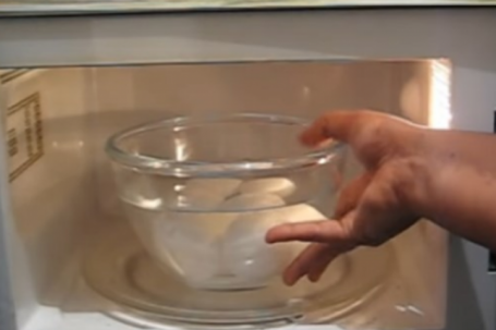 Mách bạn mẹo luộc trứng bằng lò vi sóng nguyên vỏ mà không bị nổ