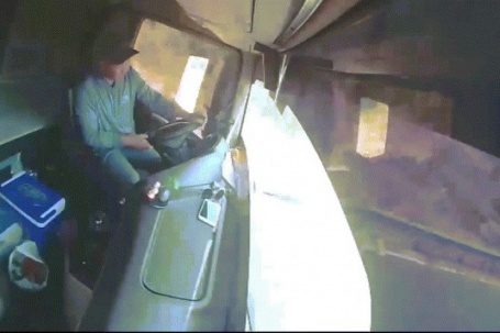 CLIP: Khoảnh khắc xe container tông xe máy, 3 người tử vong