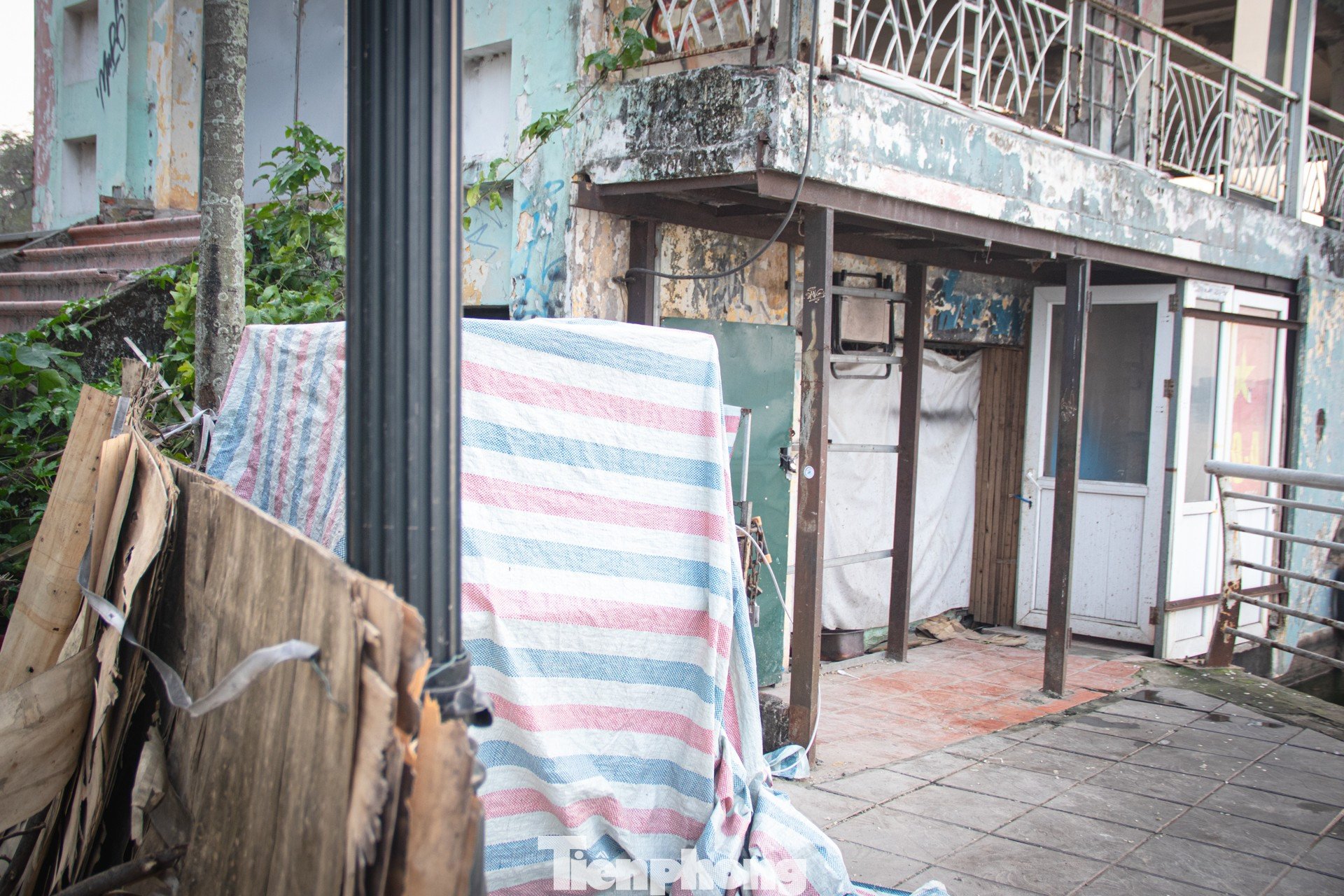 Từ vị thế biểu tượng vận tải cao cấp, công trình tiền tỷ nhà ga Thủy Phi Cơ hiện chỉ còn là đống đổ nát gây lãng phí quỹ đất, đồng thời trở thành 'điểm đen' về mỹ quan và vệ sinh môi trường do rác thải, cỏ dại bủa vây.