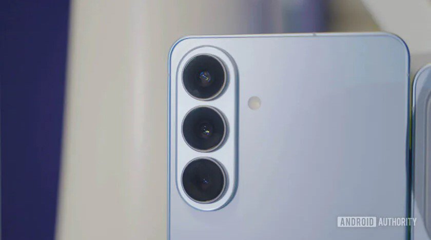 Cận cảnh camera sau của Galaxy S26.