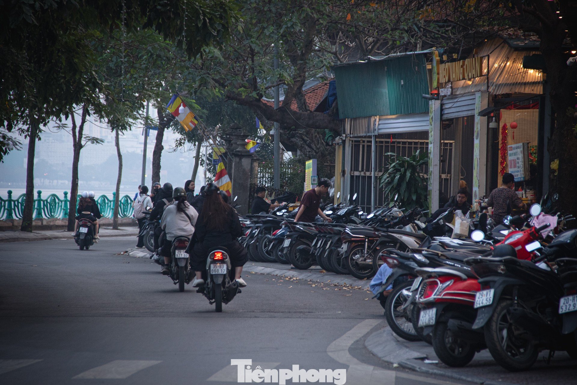 Nhiều đoạn vỉa hè dọc các tuyến phố Trích Sài, Nguyễn Đình Thi, Vệ Hồ... bị chiếm dụng để kinh doanh. Bàn ghế các quán cà phê, đồ ăn bày tràn ra ngoài, trong khi xe máy của khách cũng xếp kín lối đi bộ dọc các tuyến đường trên. (Ảnh ghi nhận vào chiều tối ngày 12/3),