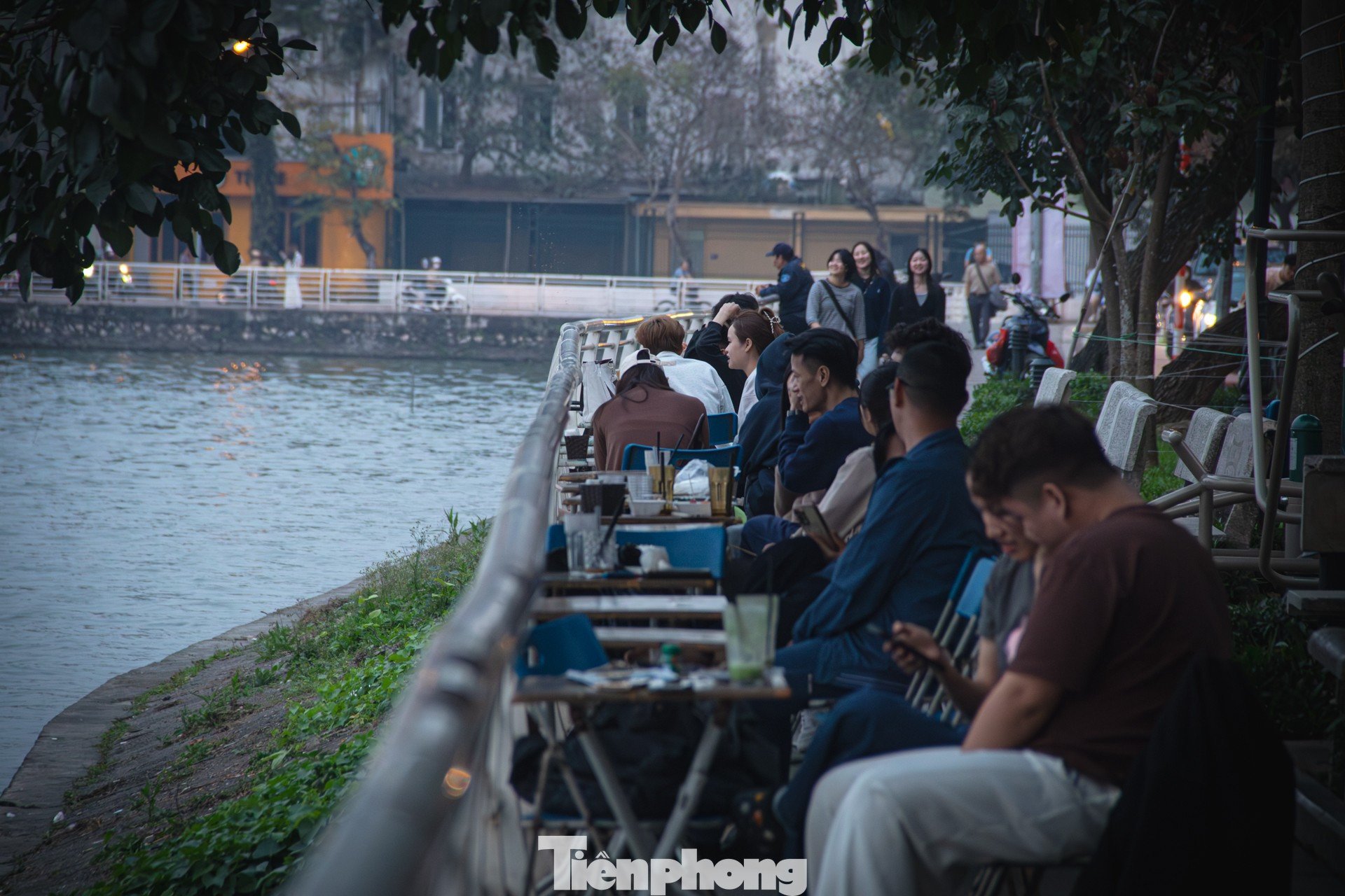 Nhiều đoạn vỉa hè dọc các tuyến phố Trích Sài, Nguyễn Đình Thi, Vệ Hồ... bị chiếm dụng để kinh doanh. Bàn ghế các quán cà phê, đồ ăn bày tràn ra ngoài, trong khi xe máy của khách cũng xếp kín lối đi bộ dọc các tuyến đường trên. (Ảnh ghi nhận vào chiều tối ngày 12/3),