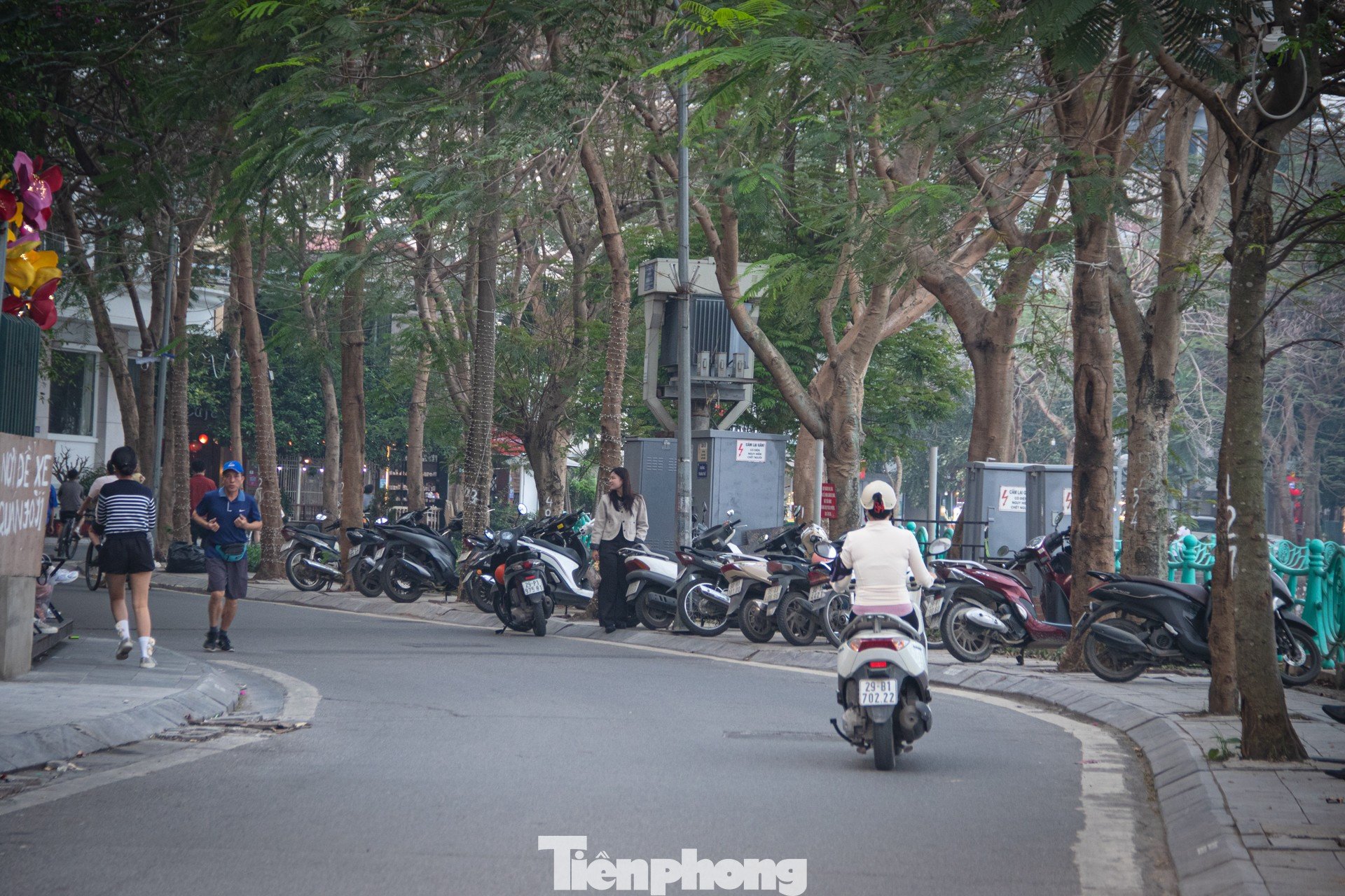 Nhiều đoạn vỉa hè dọc các tuyến phố Trích Sài, Nguyễn Đình Thi, Vệ Hồ... bị chiếm dụng để kinh doanh. Bàn ghế các quán cà phê, đồ ăn bày tràn ra ngoài, trong khi xe máy của khách cũng xếp kín lối đi bộ dọc các tuyến đường trên. (Ảnh ghi nhận vào chiều tối ngày 12/3),