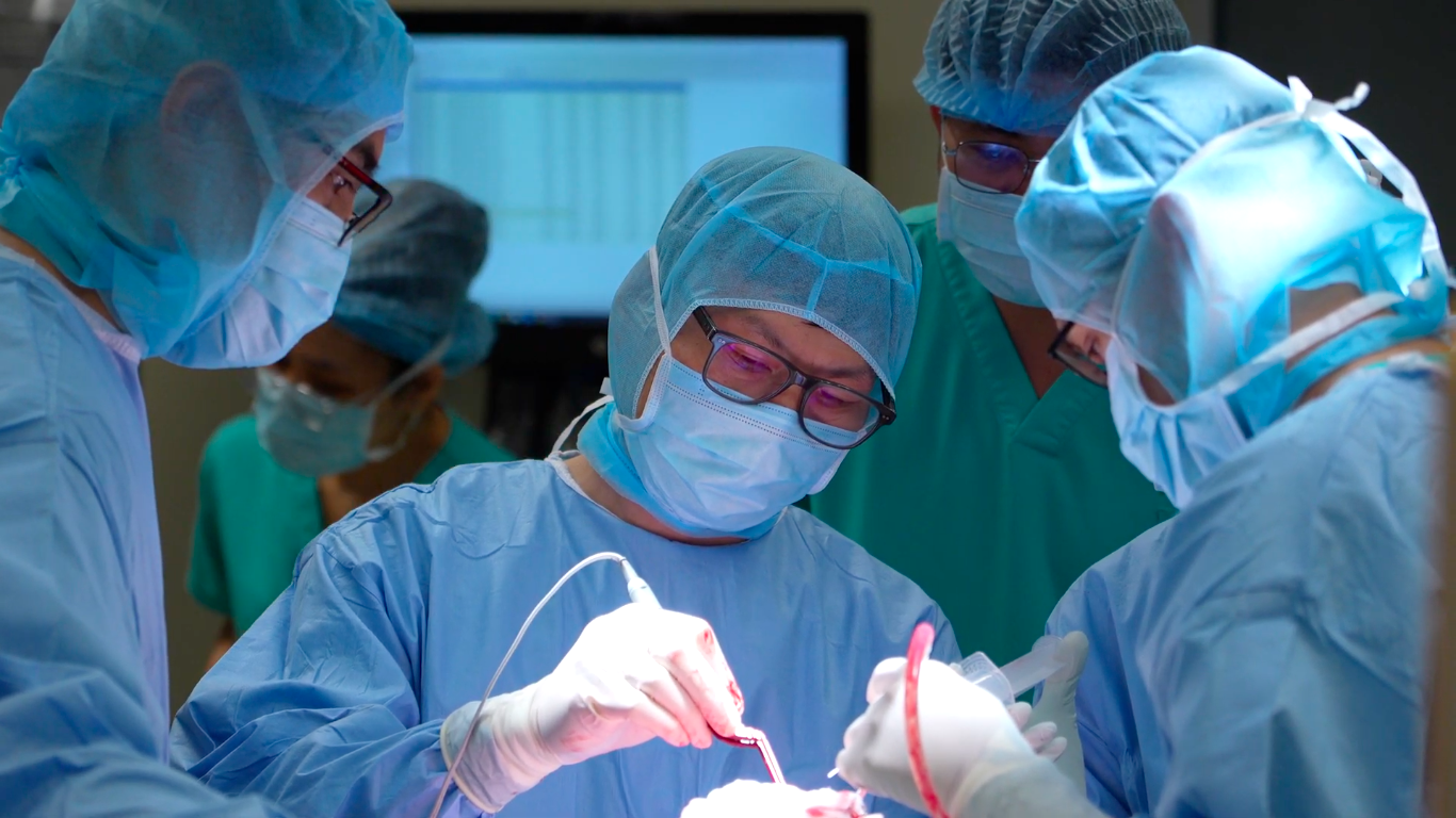 BSCKII Trần Lương Anh mổ u não cho bệnh nhân. Ảnh: FV