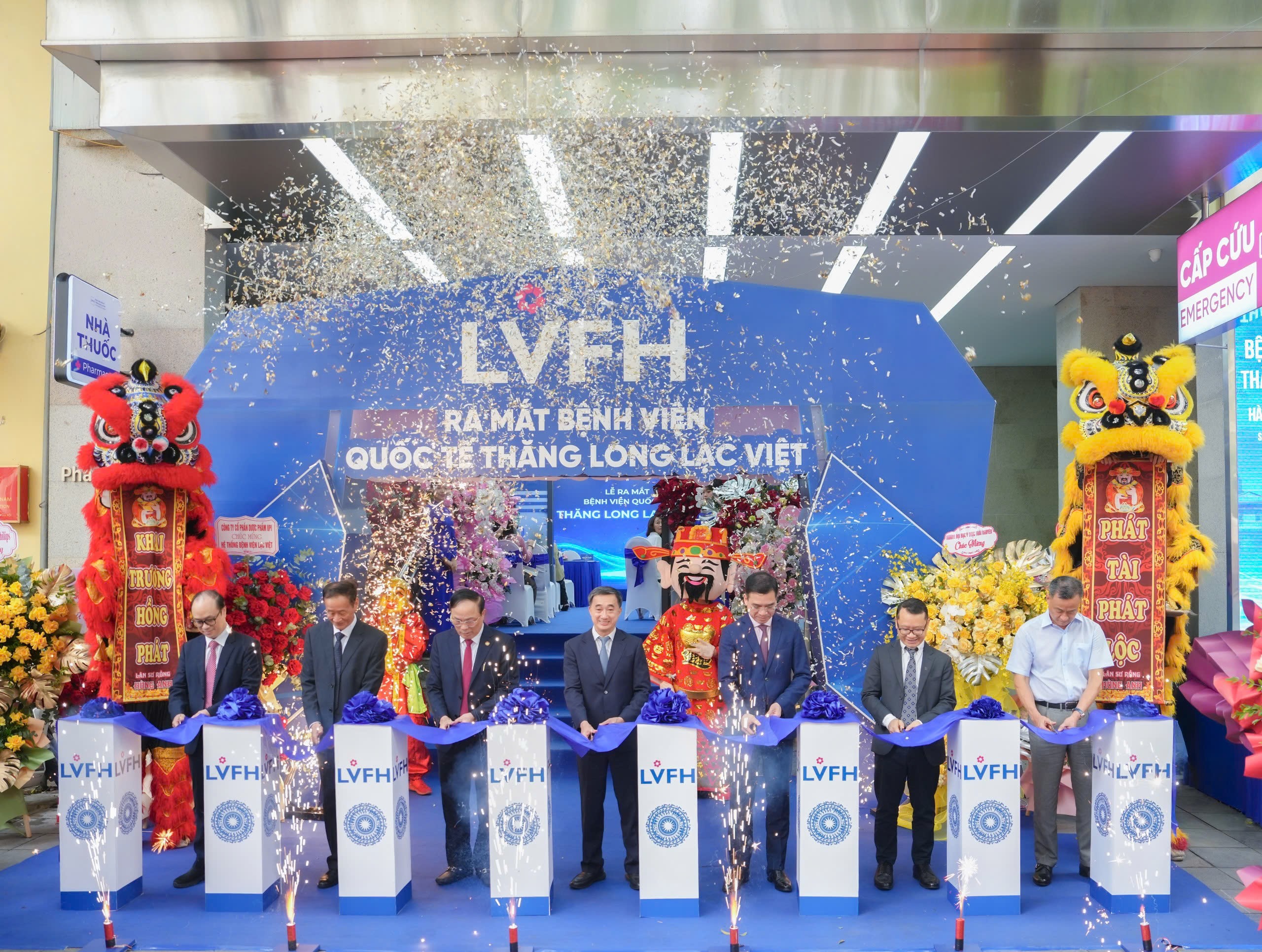  Lãnh đạo Bộ Y tế, Sở Y tế và Ban Lãnh đạo Bệnh viện cắt băng khánh thành