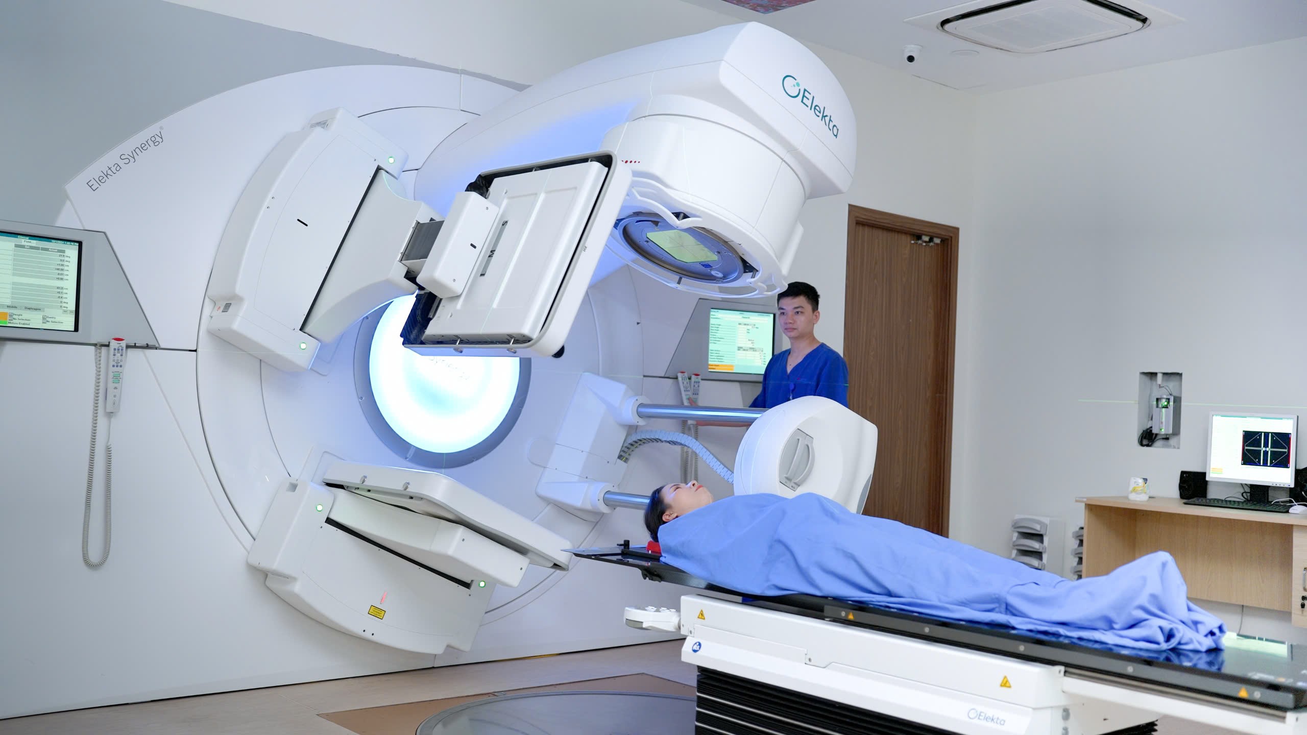 Máy xạ trị gia tốc điều biến thể tích Elekta - Vmat 160 lá ứng dụng trong điều trị ung thư tại Hệ thống Bệnh viện Lạc Việt